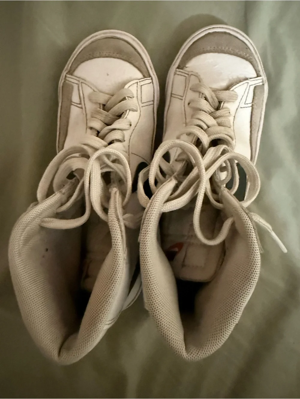 Nike Low-Top Sneaker in Off-White and Tan